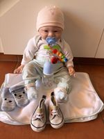 Lebend aussehende Puppe mit Kleidern/ Schuhe..