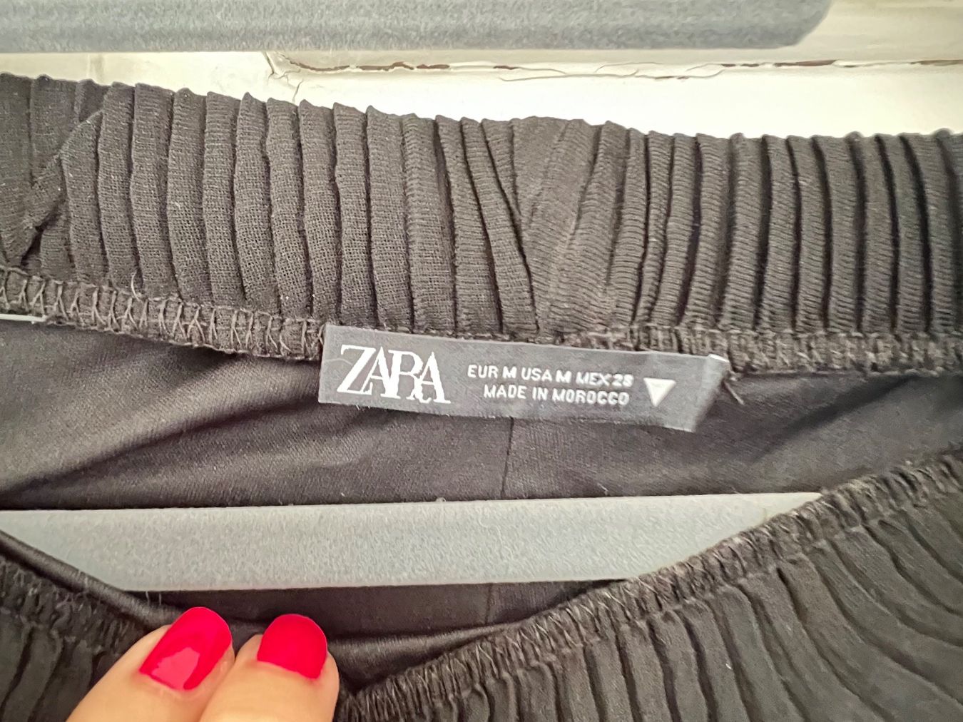 Zara Lotti di vestiti: ZARA schwarzer Plisee 2-teiler mit transparentem Oberteil – Usato da Zürich venduto da Lotti243 2