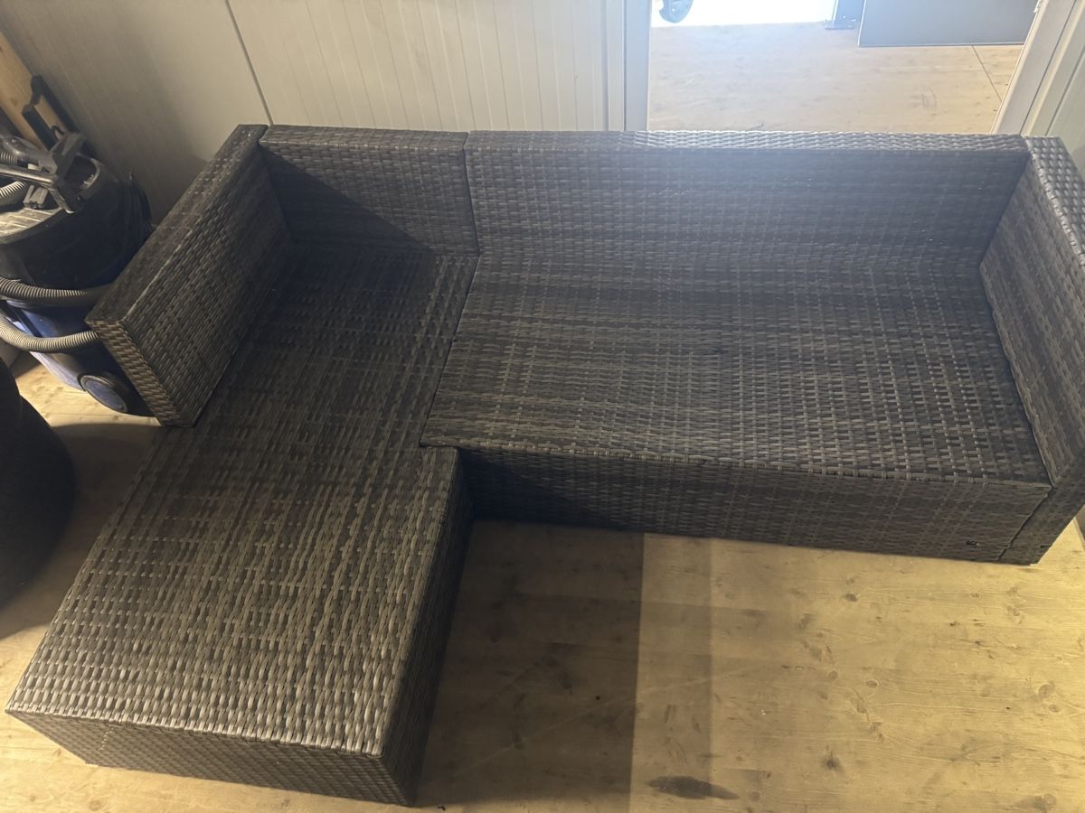 Divani: Ecksofa Polyrattan dunkelgrau L-Form abzugeben – Usato da Untersiggenthal venduto da Akokollari 1