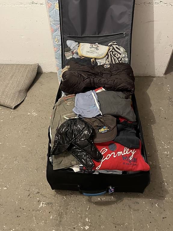 Valigie: Grosser,  Koffer mit vollen Kinderkleidung – Usato da Oberentfelden venduto da eli_r6zv 2
