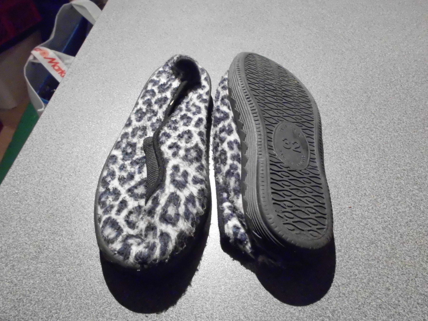 Schuhe für Mädchen: Hausschuh Grösse 32, schwarz, Fellmuster – Gebraucht aus Zürich von Motzkuh