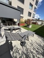 Zwei Gartenliegen mit Rollen