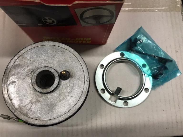Triumph Accessori per altri veicoli: MOMO Lenkradnabe MG - Triumph - Austin – Nuovo e nell'imballaggio originale da Hägendorf venduto da Raceland_Tuning 2