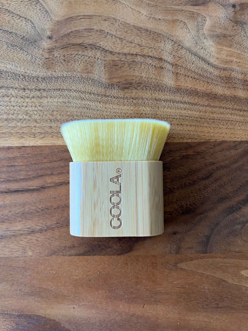 Make-up: NEU Coola Sunless Tan Kabuki Body Brush – Nuovo (secondo la descrizione) da Wilen b. Wollerau venduto da rosmarin13
