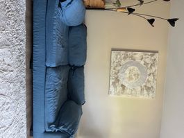 Canapé bleu jeans en tissu , déhoussable , fil tiré sur côté