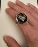 Anello in vetro con riflessi cangianti ✨