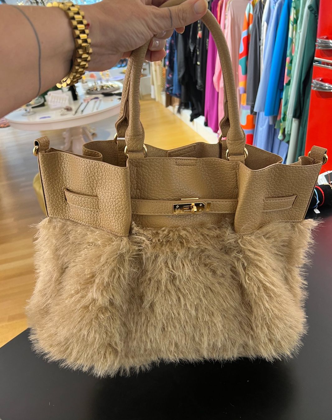 Taschen für Damen: Angesagte pelzige Handtasche – Neu und originalverpackt aus Zürich von Naebeli 2