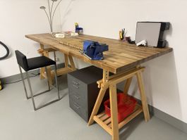 Werkbank mit Schraubstock