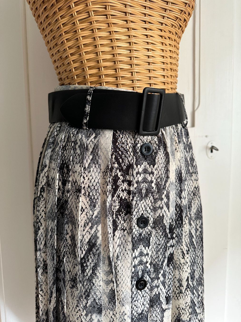 Zara Gonne: ZARA - Rock mit Reptil-Print XS – Usato da Zürich venduto da Diazaio 2