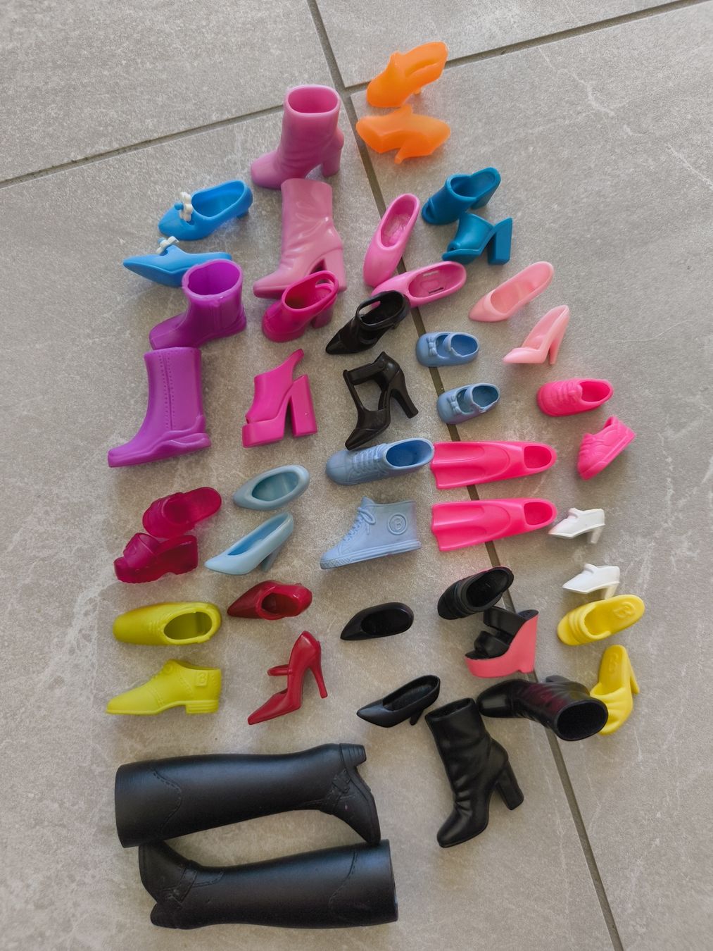 Bambole: 22 Paar Barbie Schuhe – Usato da Zürich venduto da maz_jj2t