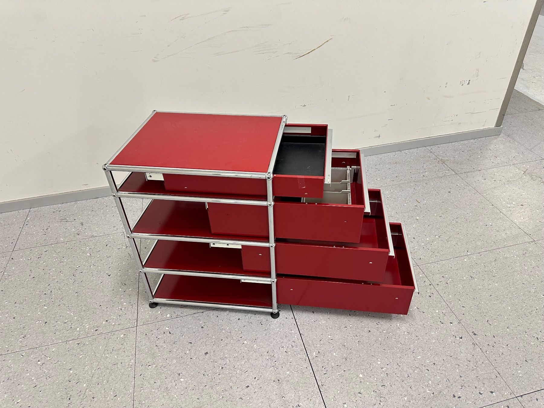 USM Banconi: USM Haller Korpus Rubinrot – Usato da Grenchen venduto da Design-Outlet 5