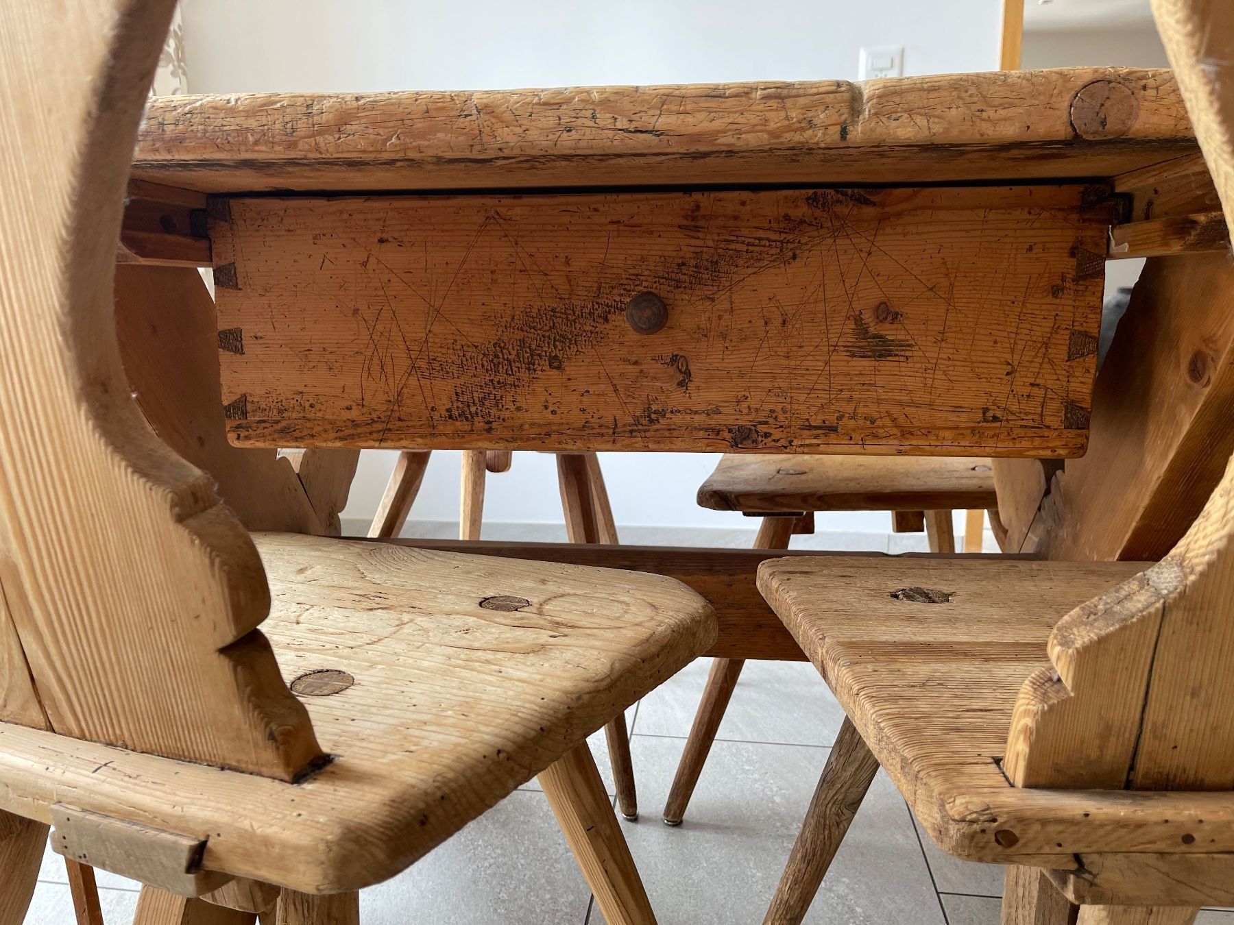Set di tavolo e panche: Antiker Tisch mit Stühlen – Usato da Vella venduto da Buendnersteinbock 2