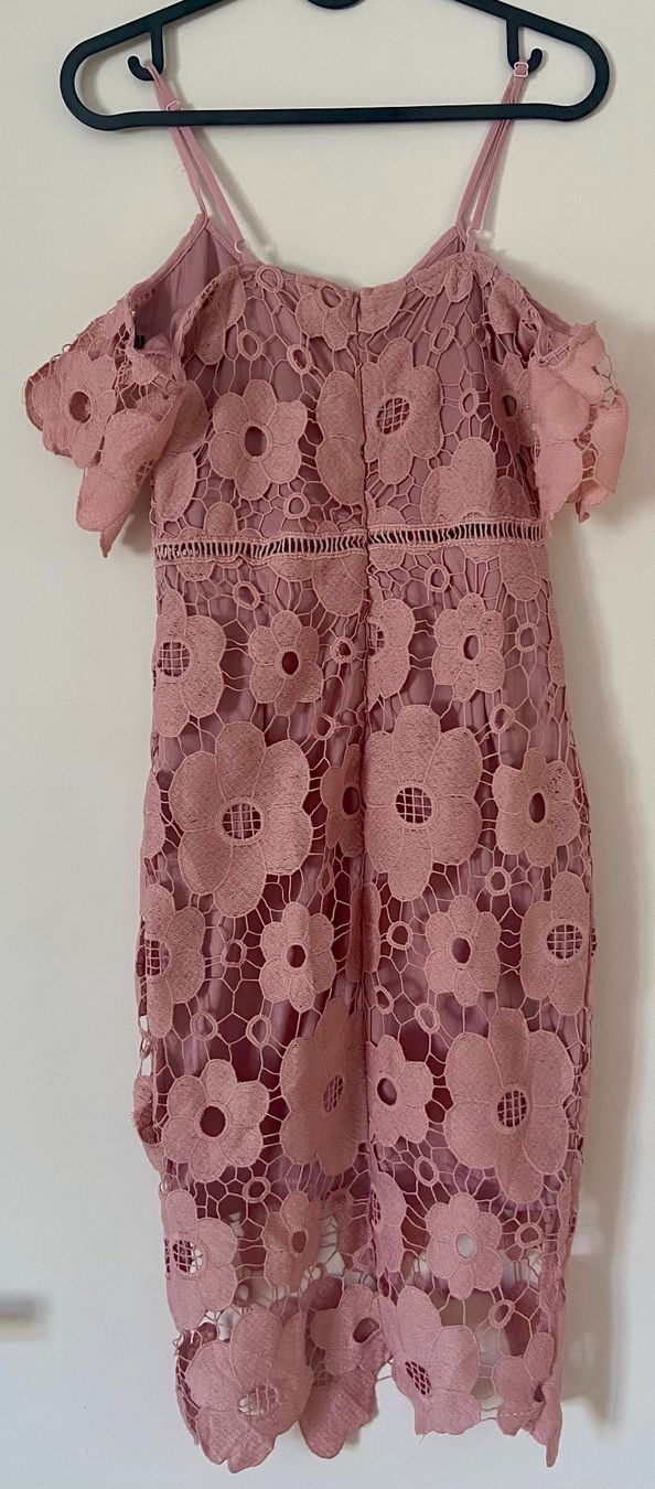 Kleider: Elegantes, rosa Spitzenkleid – Gebraucht aus Widnau von Imani 1