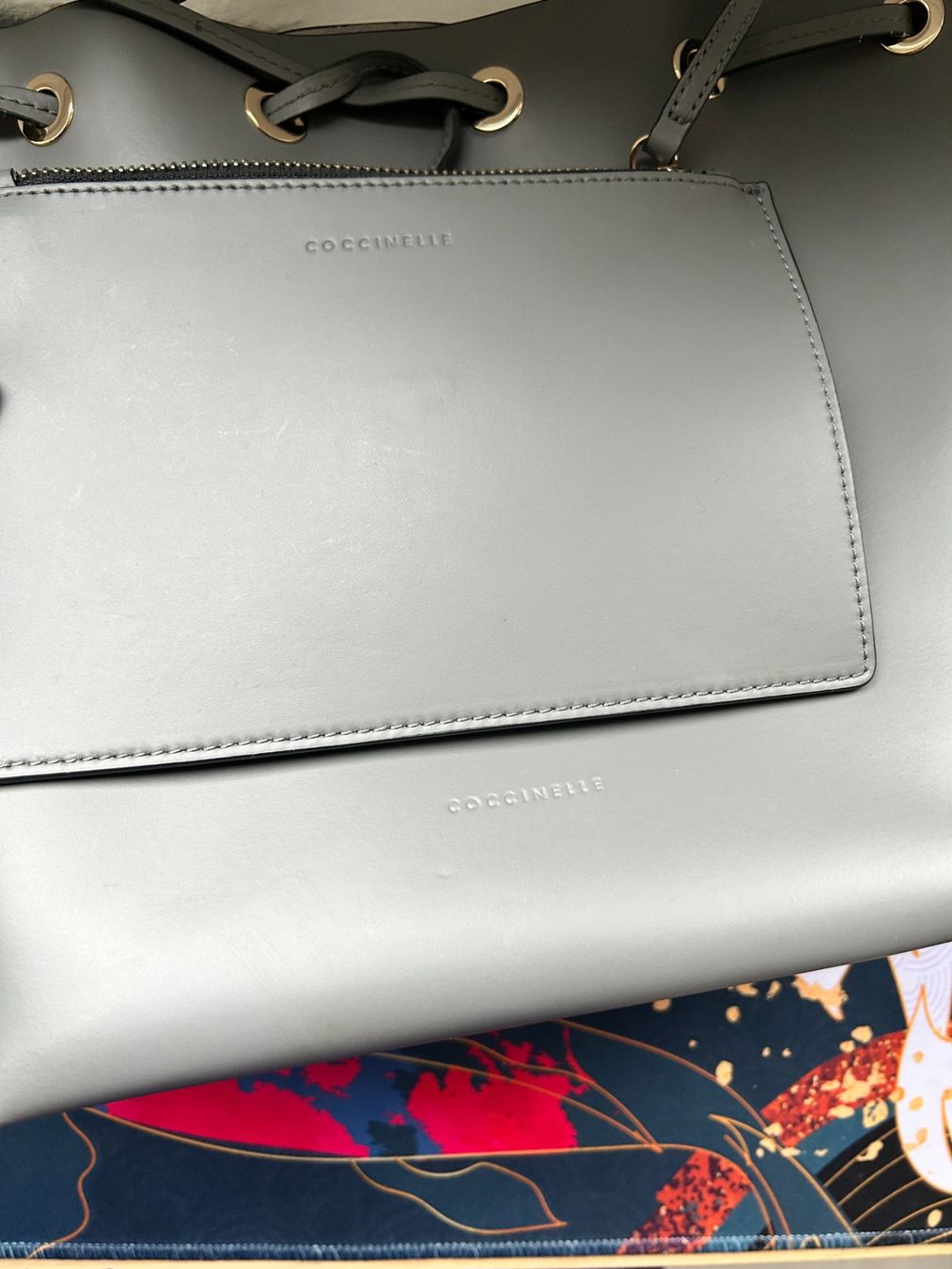 Borse da donna: Coccinelle Bucket Bag Gray – Usato da Schlieren venduto da dev_fg59 7