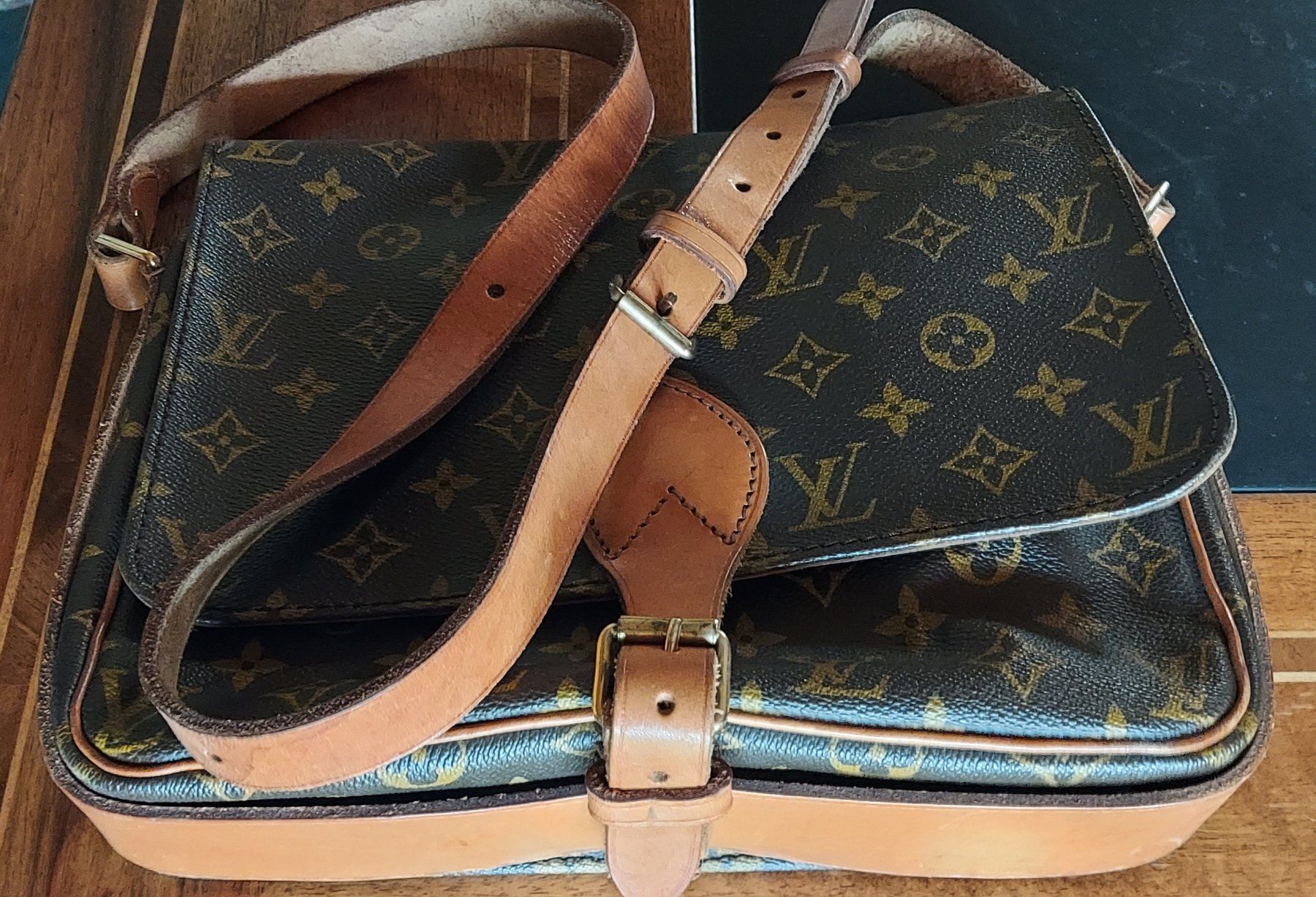 Louis Vuitton Autres vêtements & accessoires: Louis Vuitton Cartouchière – D'occasion à Gstaad par Grotte3