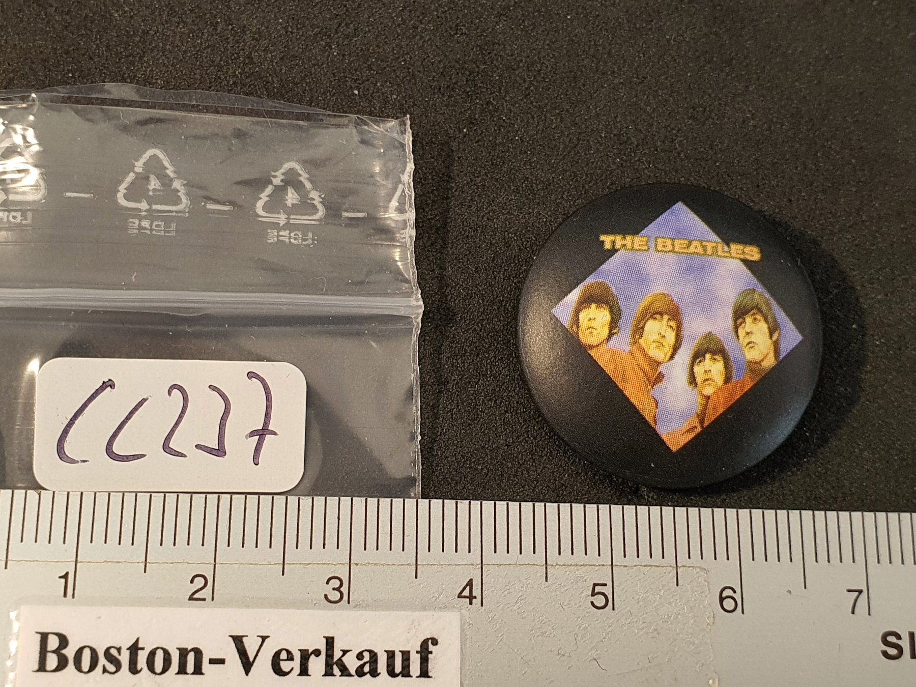 Placchette & Badge: CC237 - Pin /Button - Musik - The Beatles – Usato da Reinach BL venduto da Boston-Verkauf