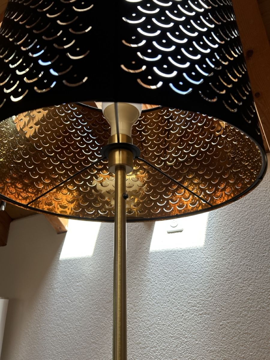 Lampade: Schwarze Stehlampe mit goldenem Muster – Usato da Dättwil AG venduto da DanielDuerr 1