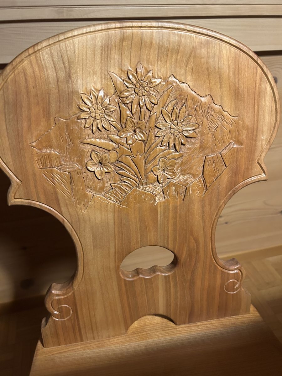 Stühle: 6  Stühle Stabellen Kirschbaum Holz handgeschnitzt – Gebraucht aus Wengi b. Frutigen von Niesen3714 7