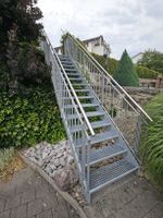 Metalltreppe verzinkt mit Chromstahl-Handlauf
