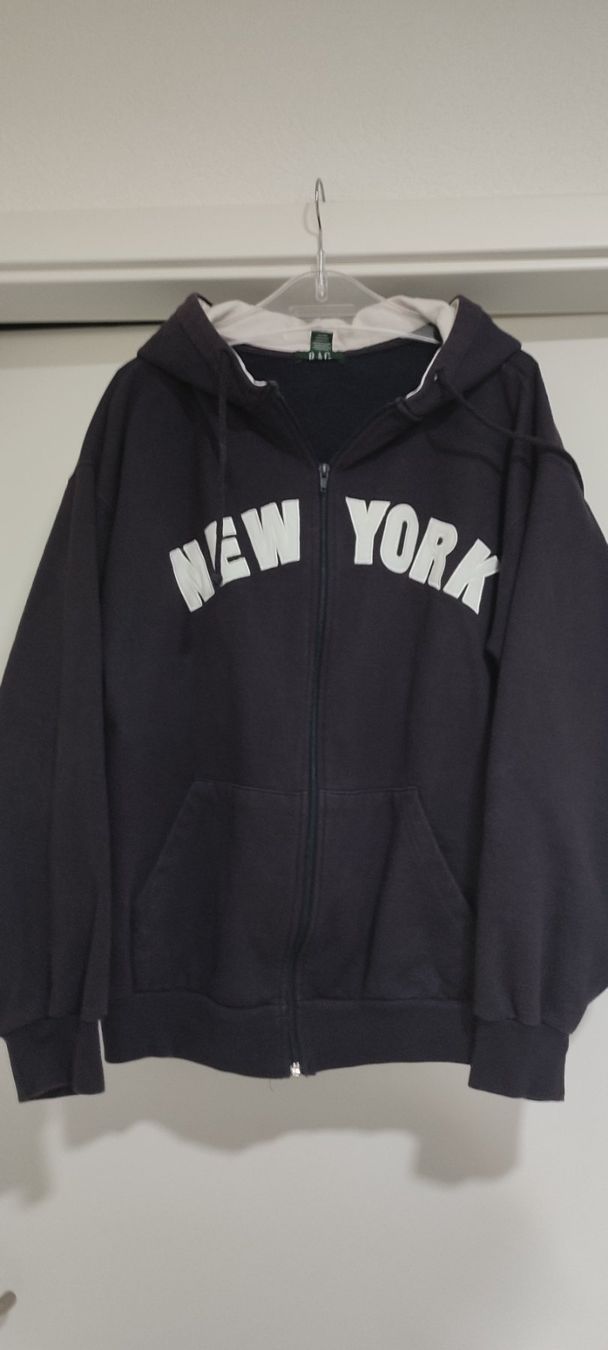 Maglioni & Felpe: Sweater à capuche New York – Usato da St-Cergue venduto da Neviana 2