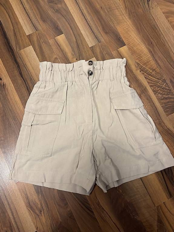 Pantaloni: Shorts beige Gr. 36 – Usato da St. Gallen venduto da mustang96