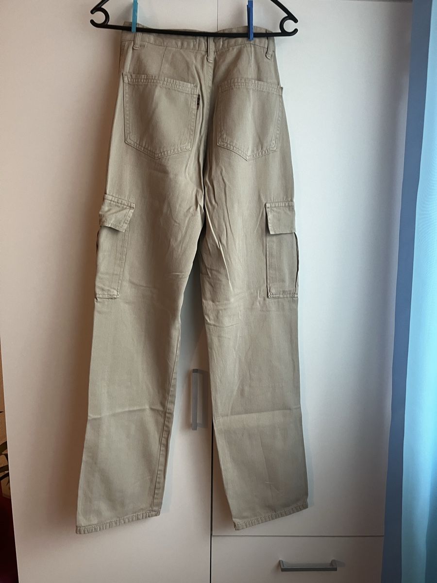 Stradivarius Pantaloni: Pantalon cargo beige – Usato da Les Geneveys-sur-Coffrane venduto da papoute 1