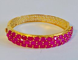 Aufklappbarer Armreif Gold farbig Rubin besetzt 5,9 cm