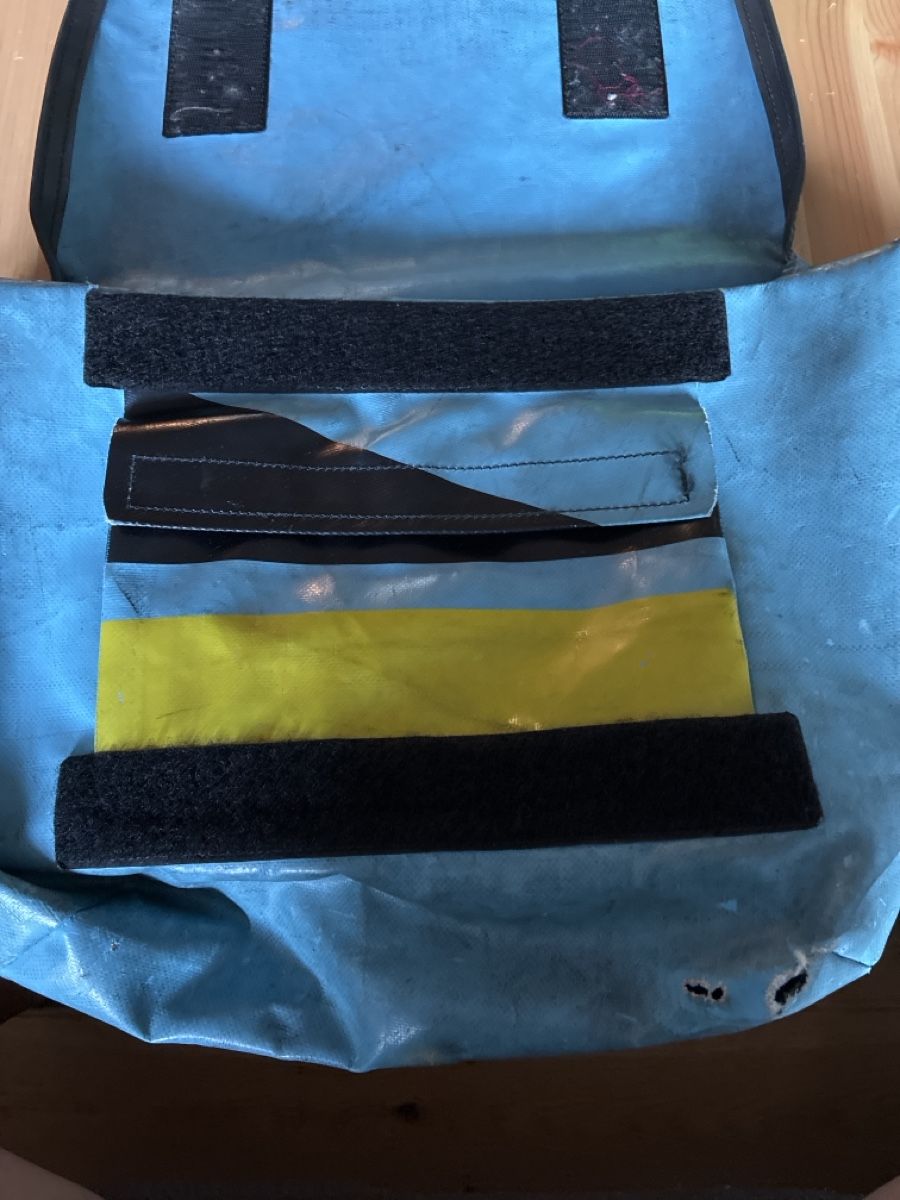 Freitag Borse: Freitag Tasche blau mit Loch – Usato da Mitlödi venduto da meyer-sabrina 2