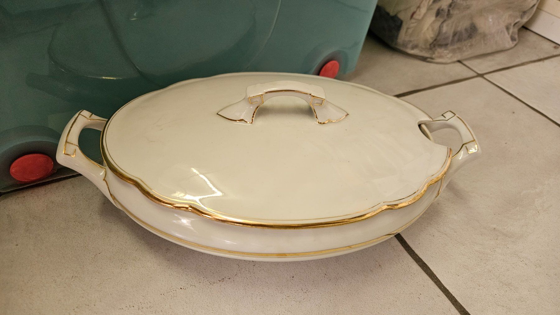 Ciotole: Zuppiera bianca bordo oro – Usato da Melano venduto da H-Sara