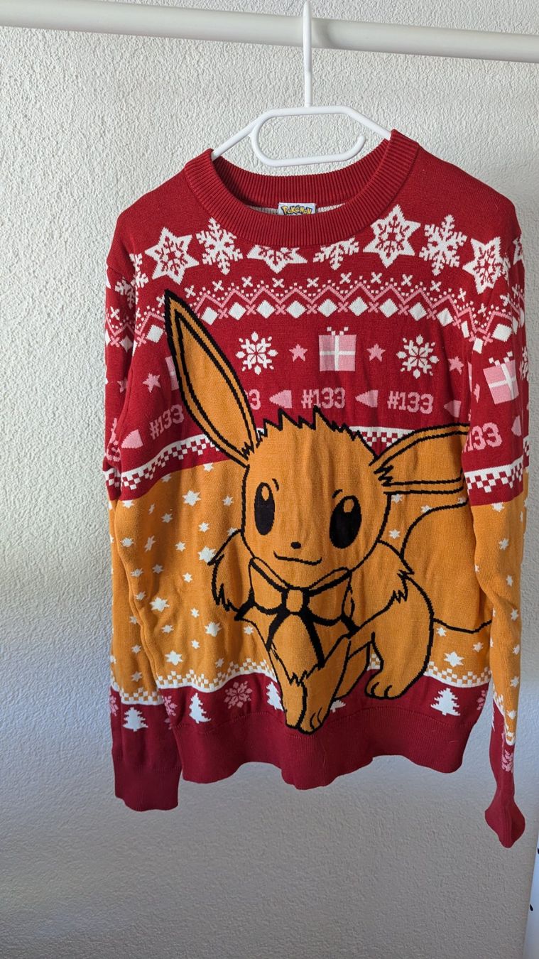 Pullover & Sweatshirts: Evoli Pokemon Weihnachtspullover L neuwertig – Gebraucht aus Belp von Sunny132