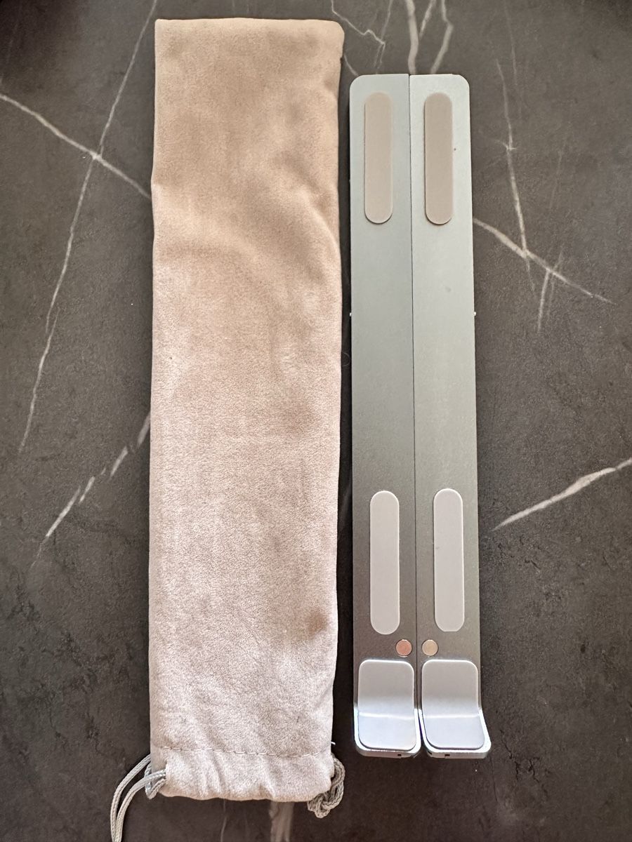 Racks & Cavalletti: Foldable Aluminium Laptop & iPad Stand with Pouch – Nuovo (secondo la descrizione) da Zürich venduto da ElissZurich 1