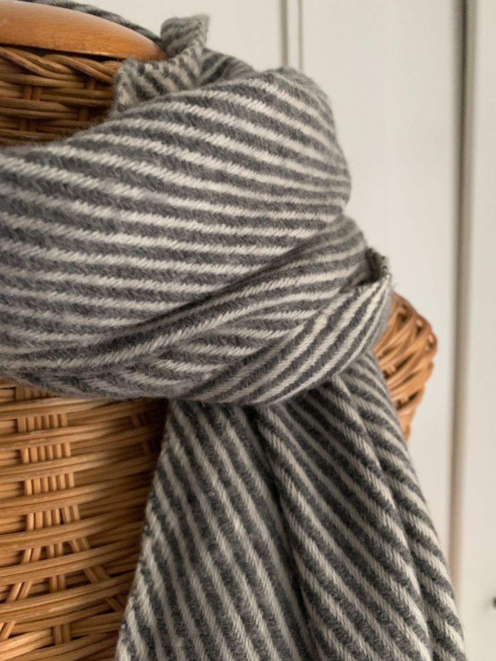 Foulard & Sciarpe: Schal hellgrau-weiss gestreift warm – Usato da Zürich venduto da Diazaio 2