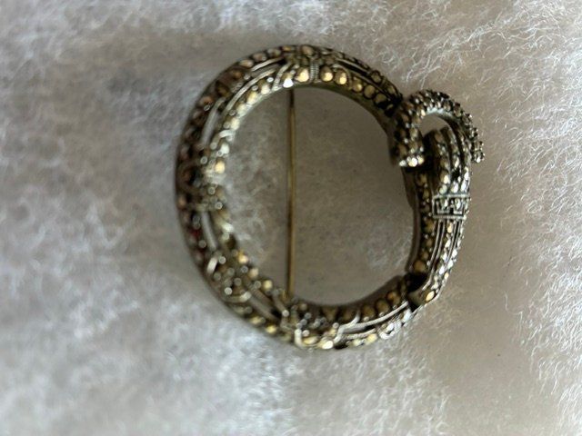 Spille & Fermagli: broche pour chapeau -strass et hématites- – Usato da Evilard venduto da nenette01
