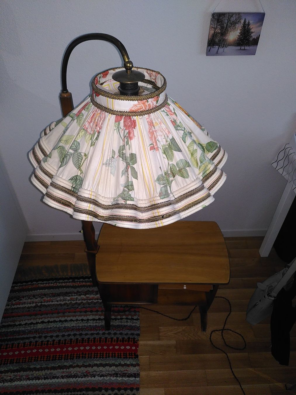 Nachttische: Antiker Beistelltisch mit Lampe – Gebraucht aus Russikon von kaufenkaufenkaufen 3