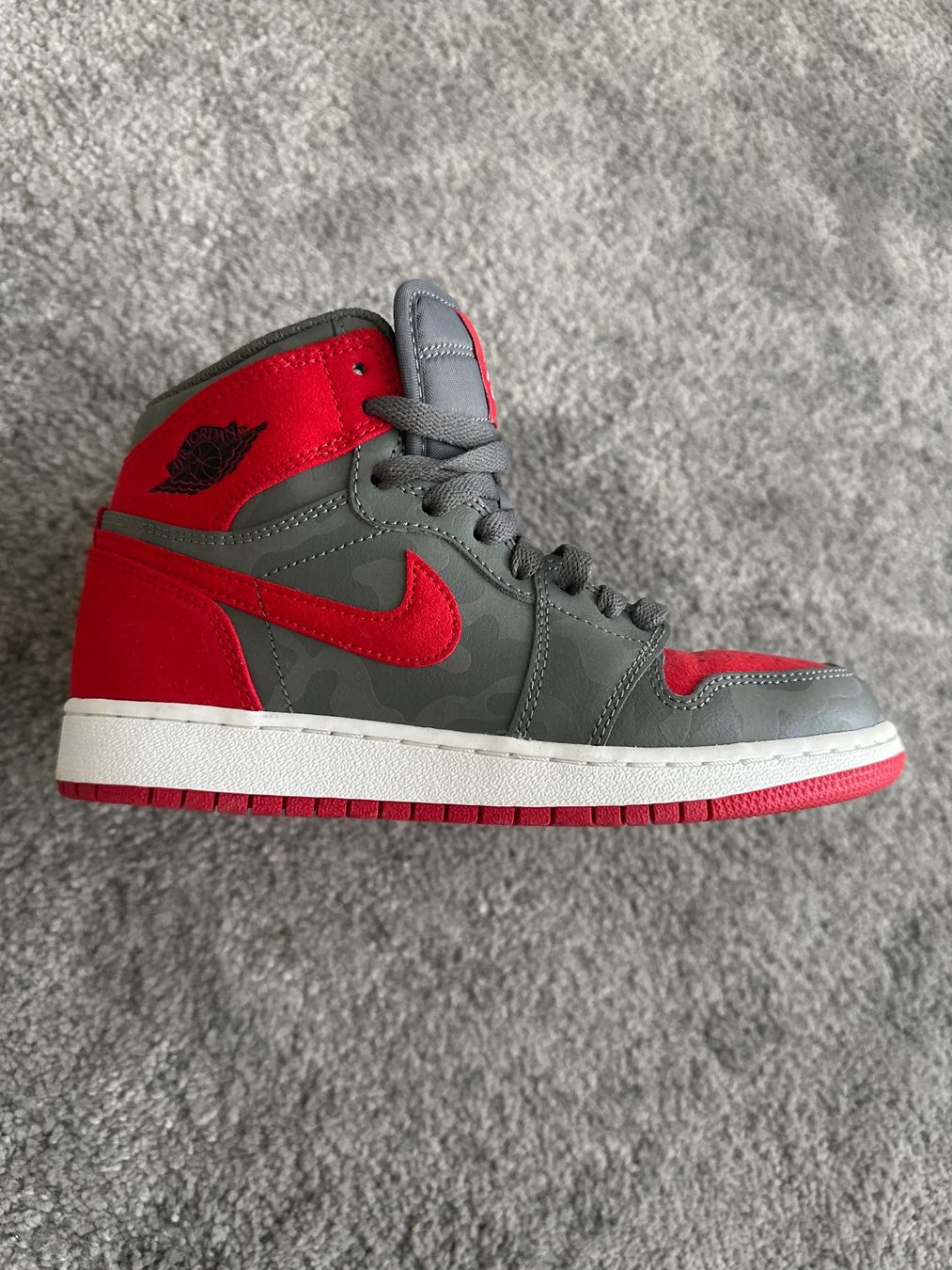 Jordan Scarpe da donna: Air Jordan 1 High, Grösse 36.5, Rot/Grau – Nuovo (secondo la descrizione) da Wangen SZ venduto da Jaay_Sky