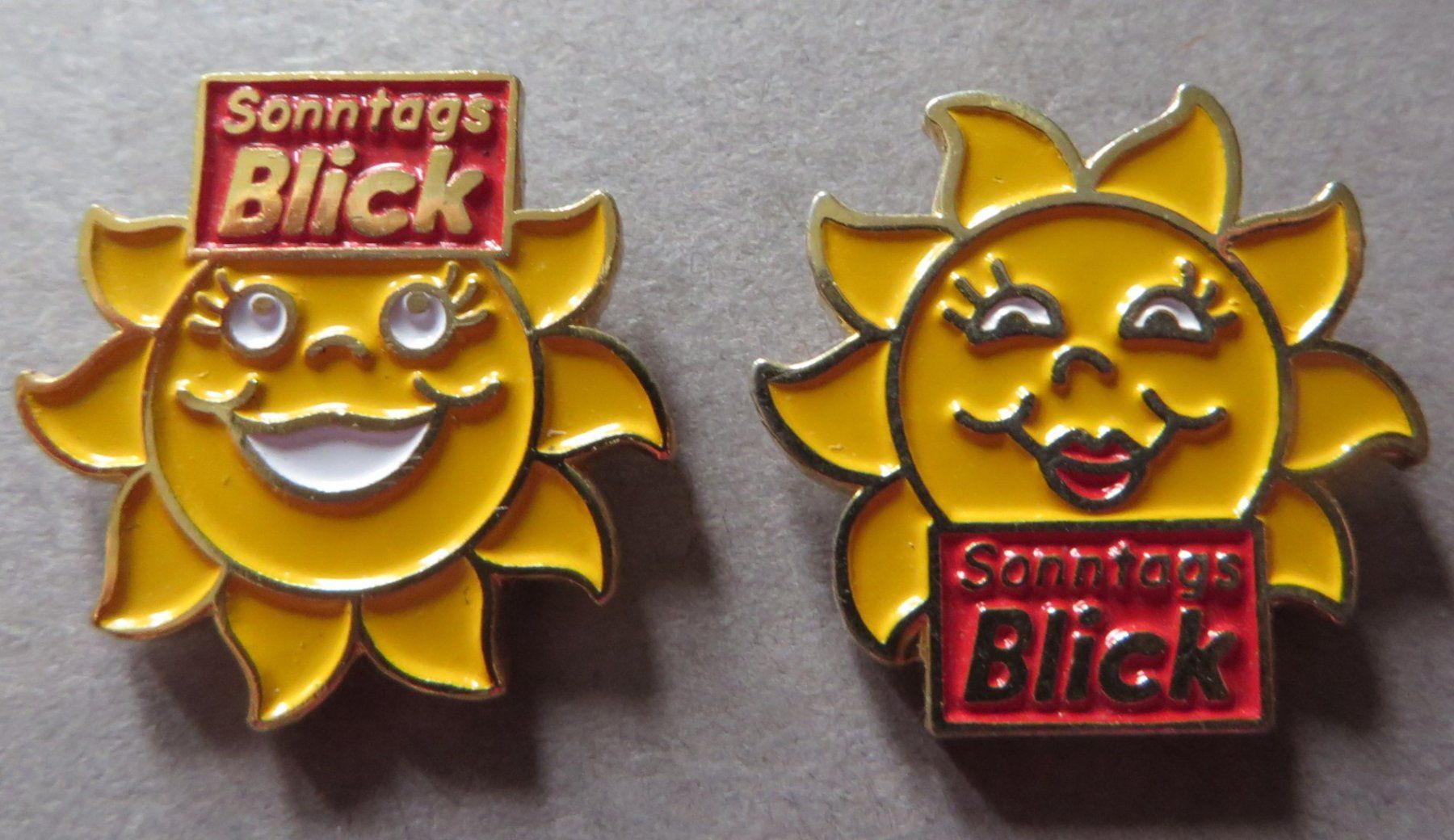 Placchette & Badge: 2 PINS, SONNTAGS-BLICK SONNE – Usato da Neuhausen venduto da luckimucki