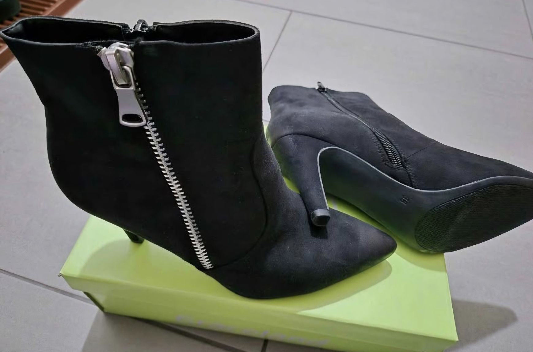 Scarpe da donna: Stiefelette, Schwarz, Neu, Grösse 38. – Nuovo (secondo la descrizione) da Wettingen venduto da mcu_67 2