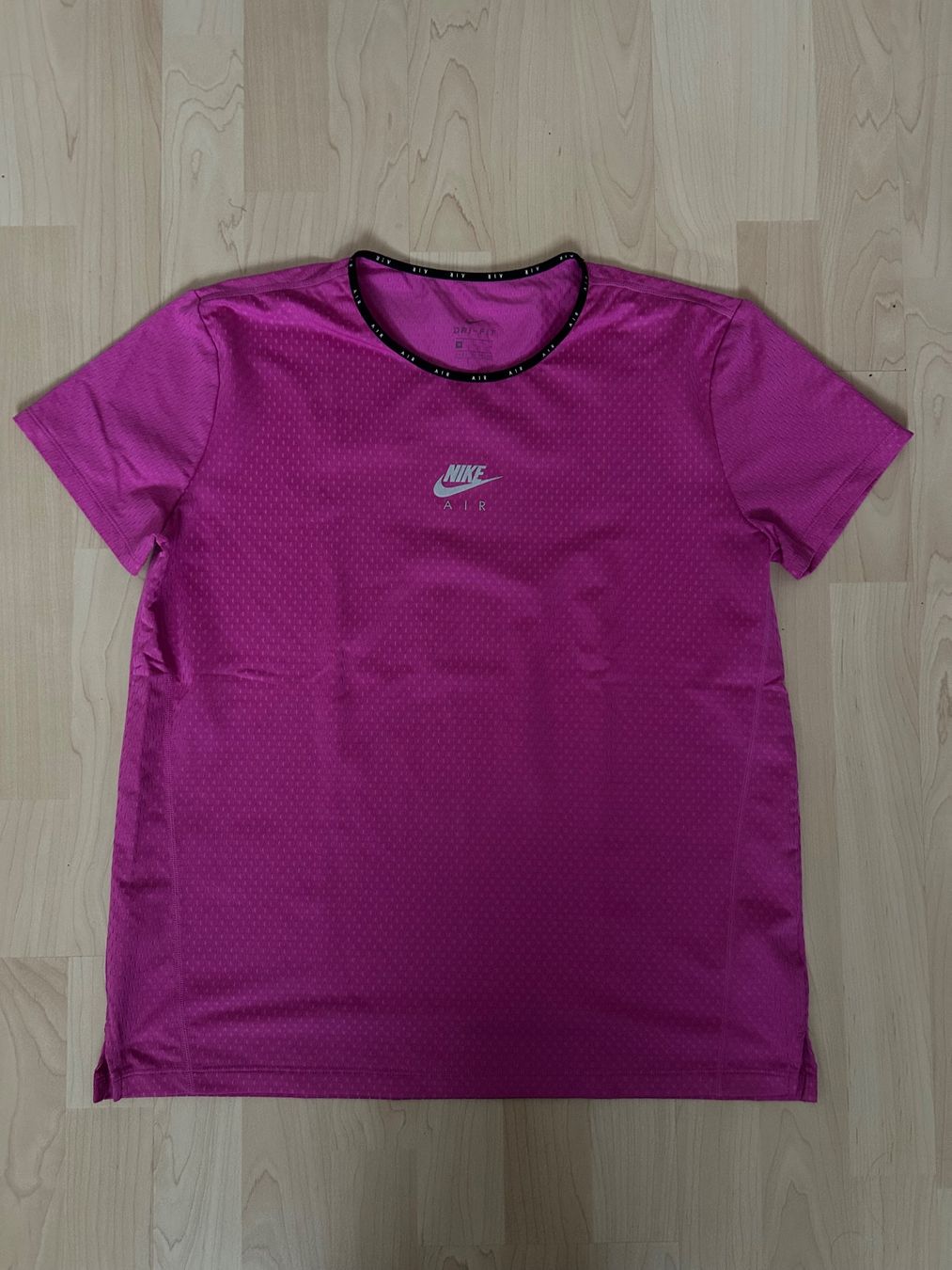 Nike T-shirt: Nike Air Shirt – Usato da Langenthal venduto da Miichelle