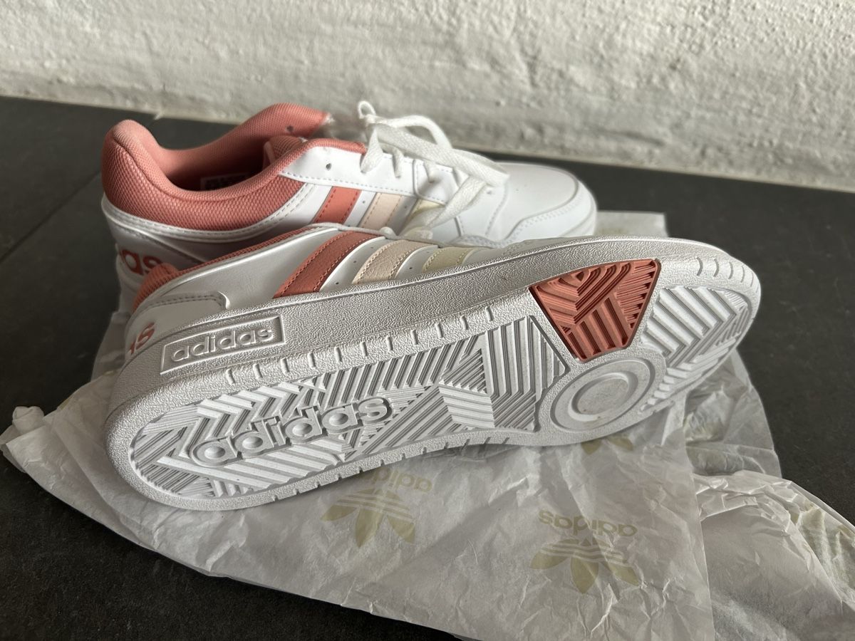 Adidas Scarpe da donna: Adidas Turnschuhe Hoops 3.0, Grösse 40, US 8 – Nuovo (secondo la descrizione) da Hinwil venduto da Kathinka73 3