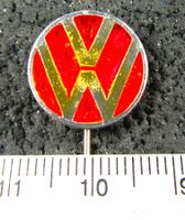 VW VOLKSWAGEN AUTO LOGO ALT GLASIERT ANSTECKNADEL VINTAGE