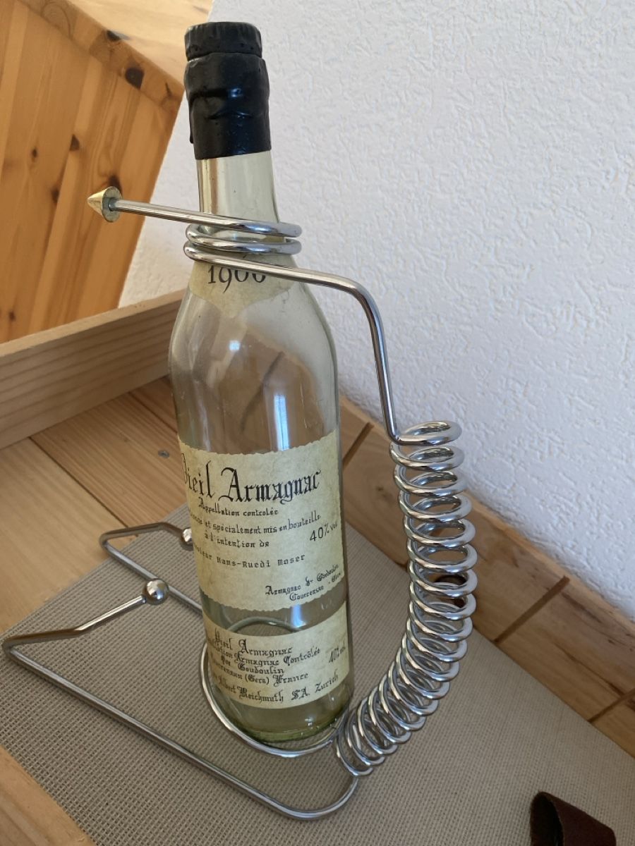 Wein: Flaschenhalter Metall spiralförmig mit Flasche – Gebraucht aus Oberglatt ZH von mosi1053 2