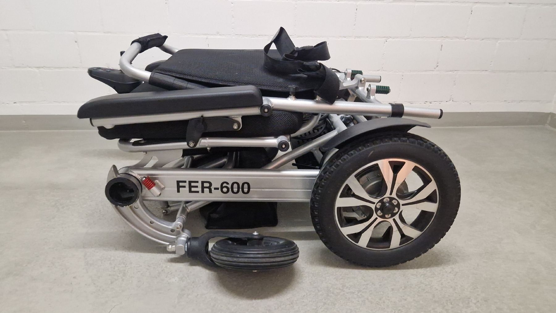 Chaises roulantes: Elektrorollstuhl FER-600 – Défectueux à Dübendorf par 402765513 6