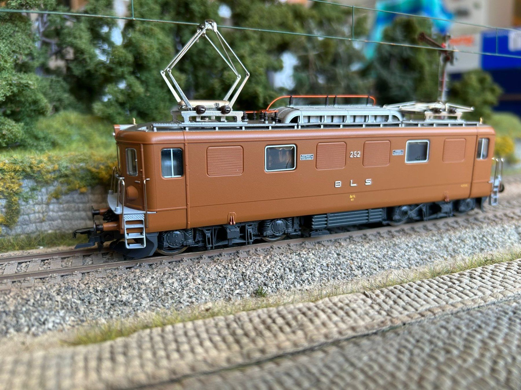 Roco Trains électriques: Roco 63883, BLS Ae 4/4 252 braun – Neuf avec emballage d'origine à Yverdon-les-Bains par far_cs8v 2