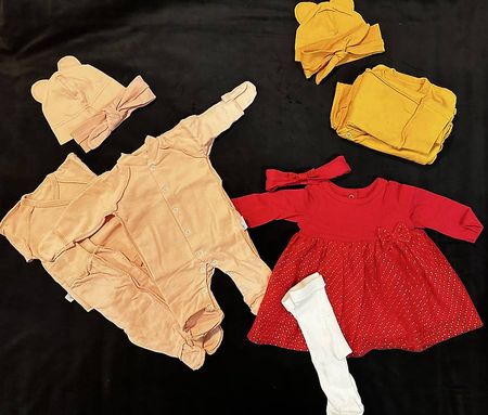 Newborn-Set Gr. 56 - 2 Sets + festliches Kleid