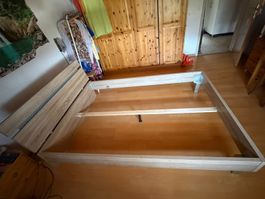 Bett mit mehrfach verstellbarem Einlegerahmen und Matratze.