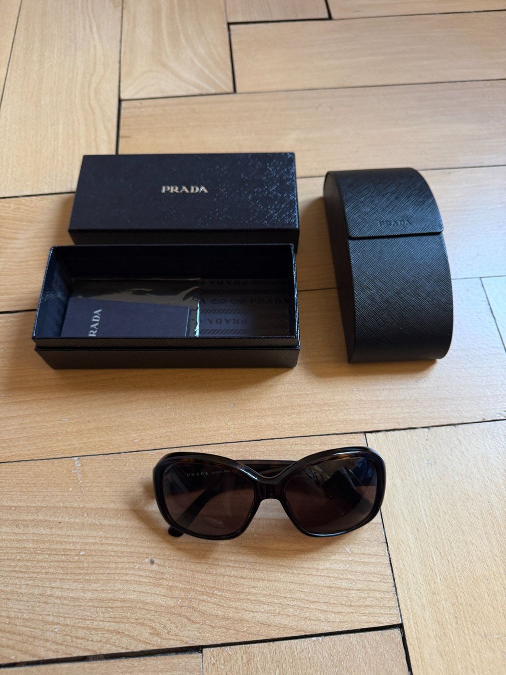 Prada Occhiali & Lenti: PRADA - Sonnenbrille braun getigert – Usato da Zürich venduto da Diazaio