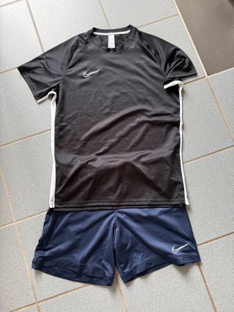 Nike Dri-Fit Sportkleider (XL)