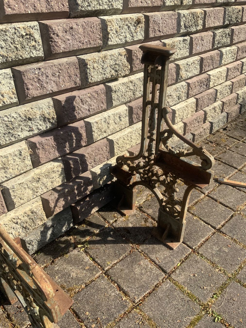 Altri mobili d'antiquariato: Antike Gusseiserne Kirchbankfüsse – Usato da Willisau venduto da Minali 2