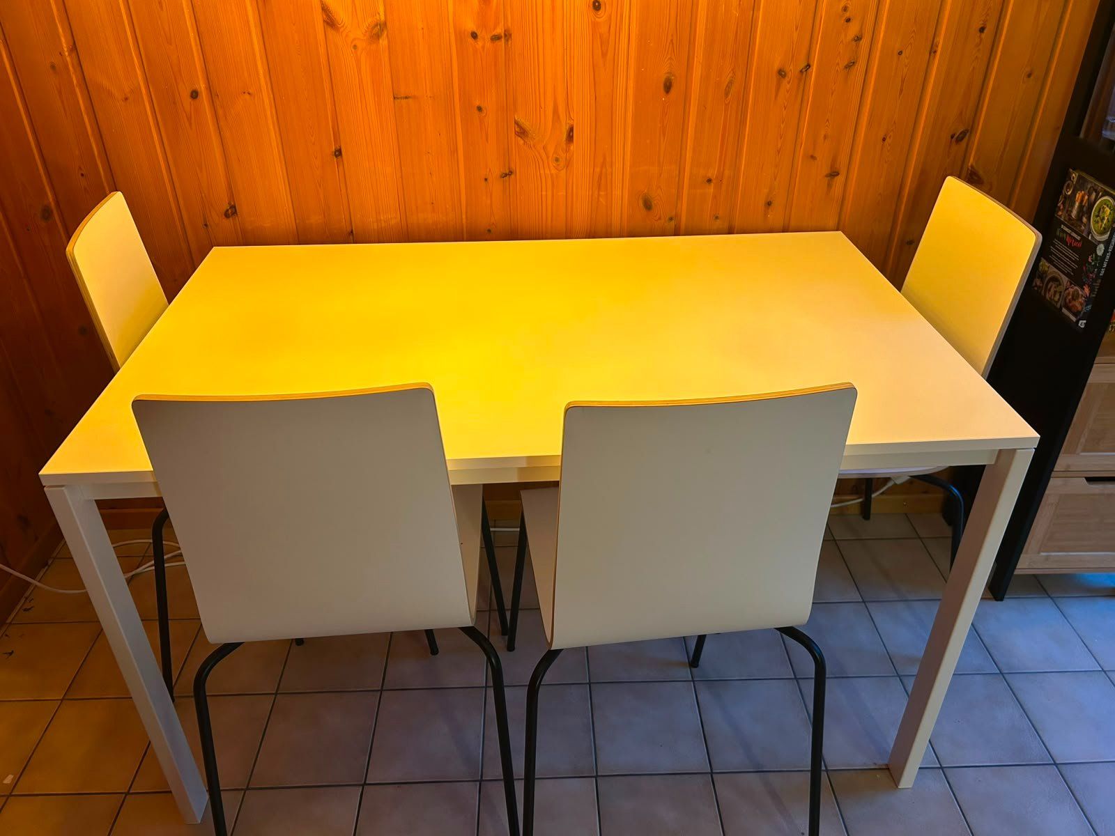Ikea Tavoli: Weisser IKEA-Esstisch mit 4 passenden Stühlen – Usato da Romanshorn venduto da Hampi93