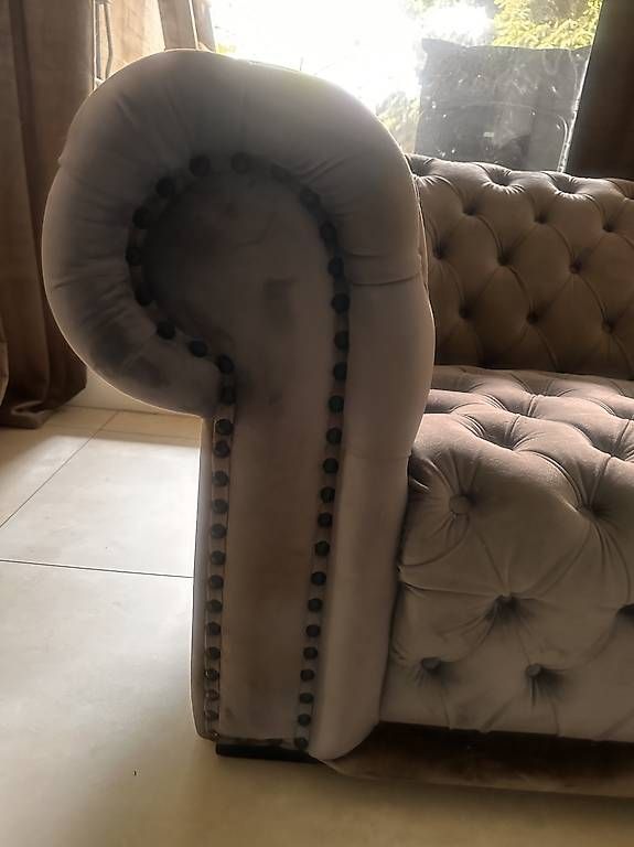 Divani: Chesterfield Sofa  – Usato da Burgdorf venduto da N.O.C. 1